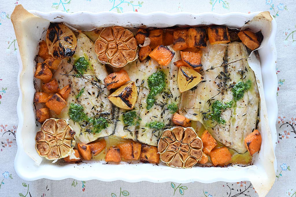 פילה דג ברמונדי ישראלי בתנור עם בטטות, ראשי שום וצ'ימיצ'ורי