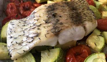 פילה דג ברמונדי ישראלי אפוי עם עגבניות שרי וקישואים