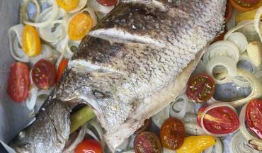 דג ברמונדי ישראלי על מצע ירקות